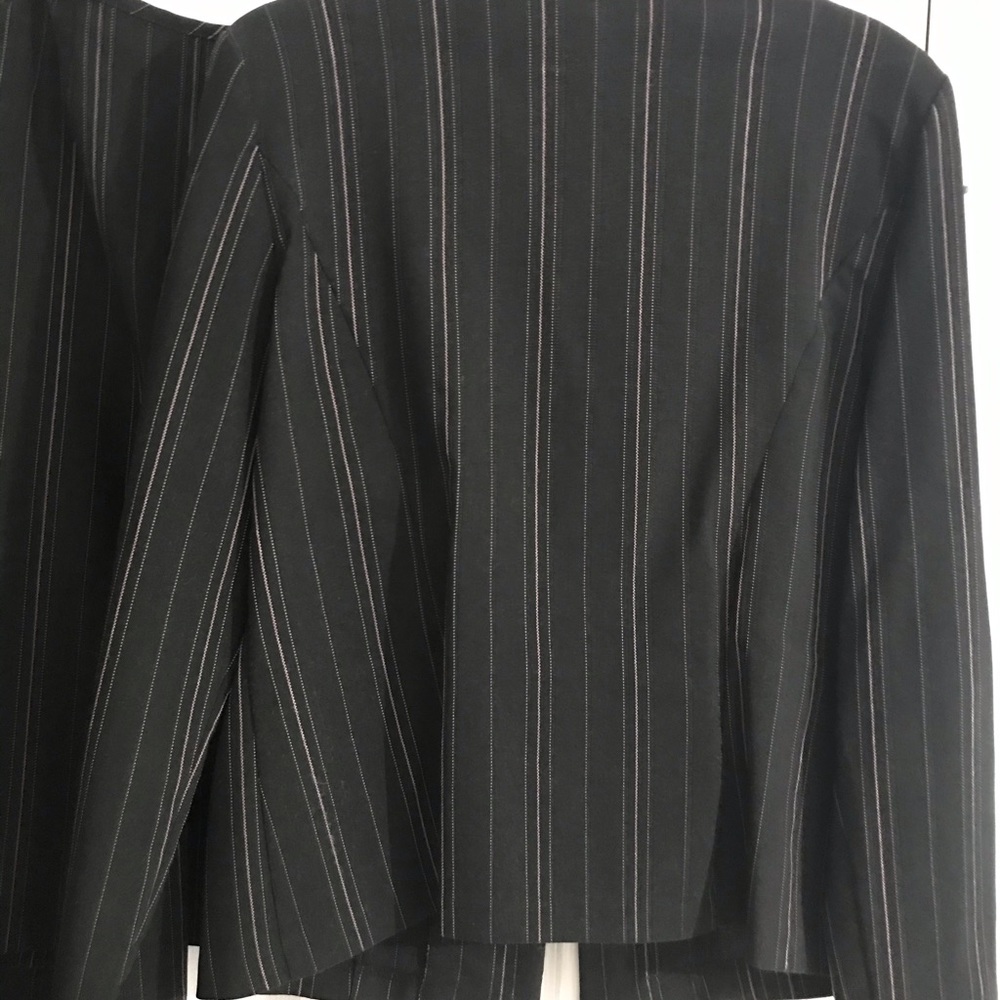 Women’s three-piece skirt suit - Picture 3 of 10
